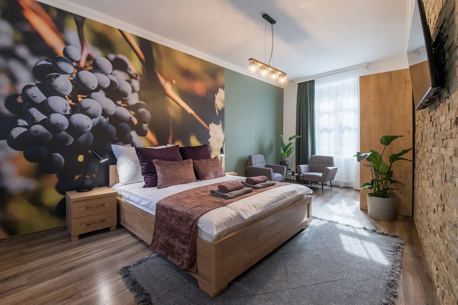 Bikavér Apartman — hálószoba szőlőfürtös fallal
