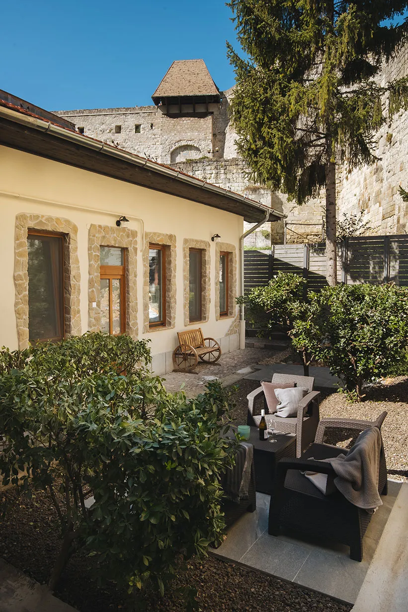 Várvédőház — inner courtyard